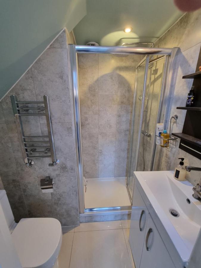 Single Room With En-Suite Shower Room In Zone 1 Лондон Екстериор снимка