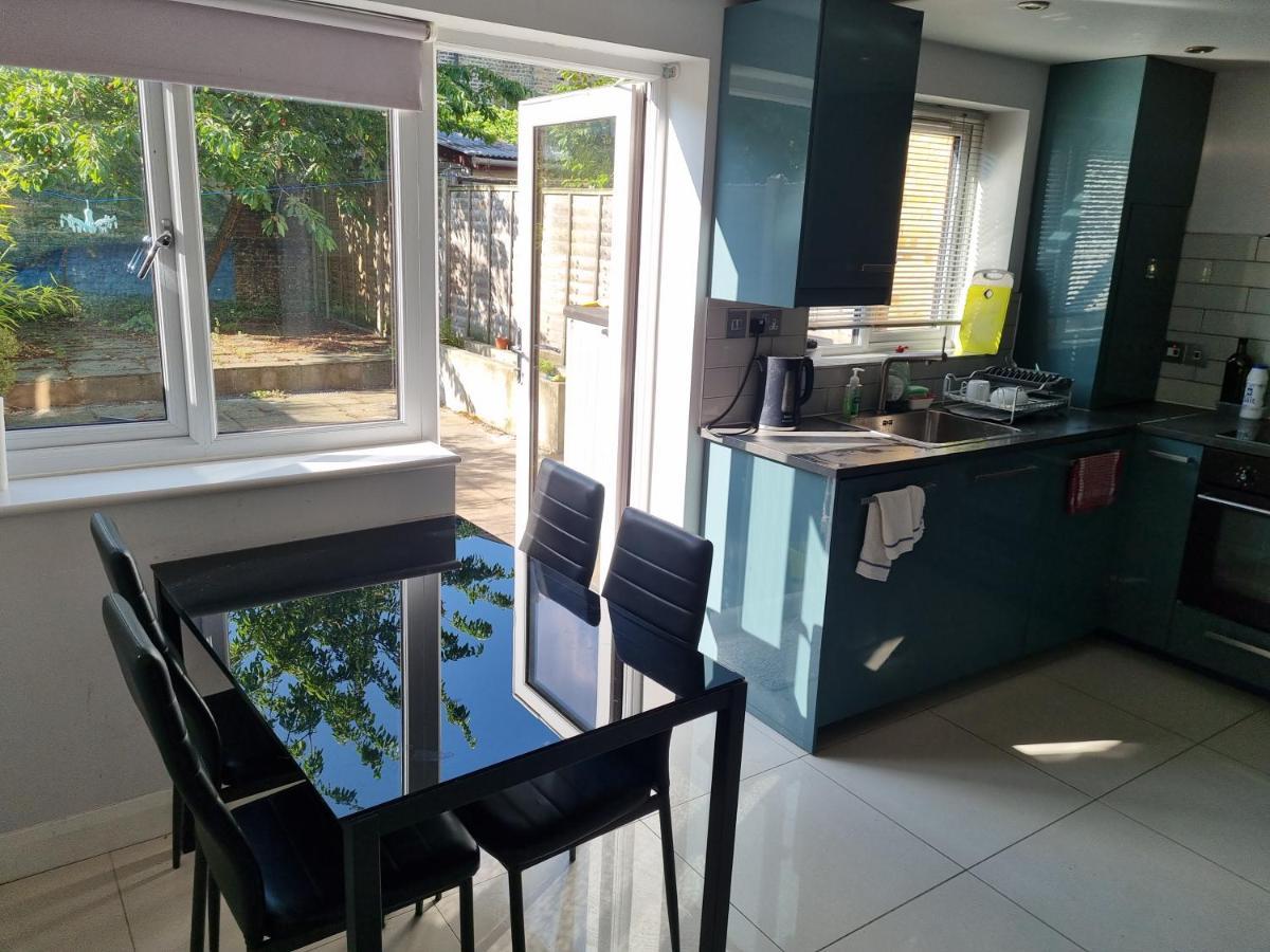 Single Room With En-Suite Shower Room In Zone 1 Лондон Екстериор снимка