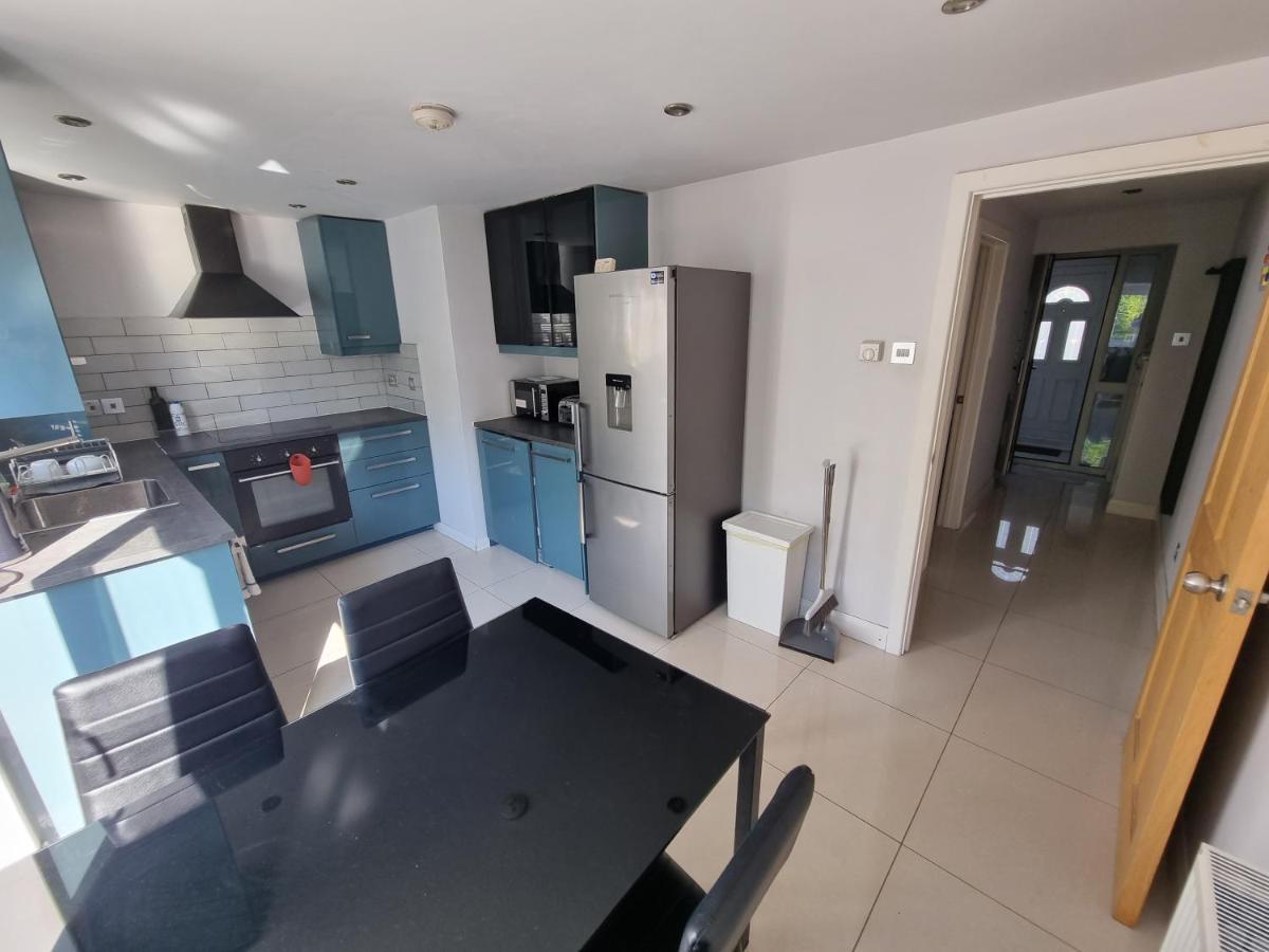 Single Room With En-Suite Shower Room In Zone 1 Лондон Екстериор снимка